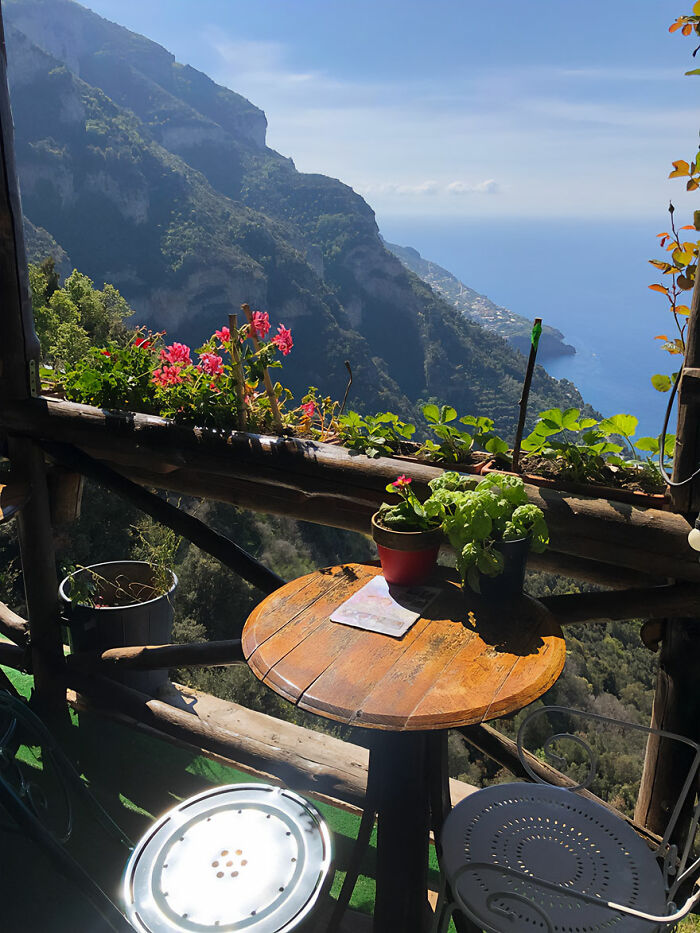 Vistas desde una cafetería en Nocelle, Italia
