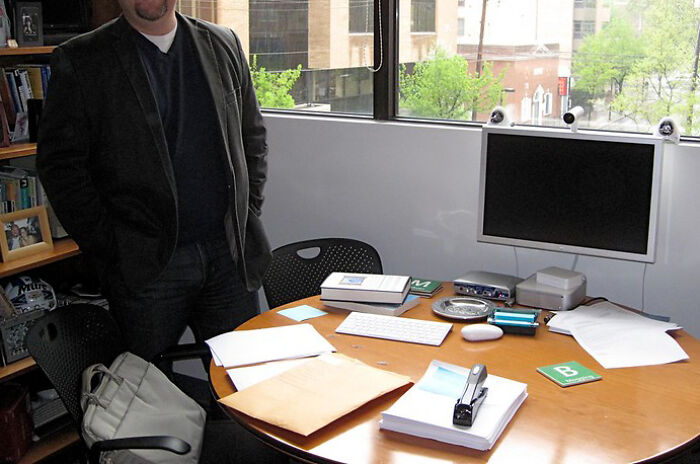 Este empleado dejó su trabajo por uno mejor, pero su jefe intentó acosarlo para evitarlo, hasta que recibió amenazas de la otra empresa