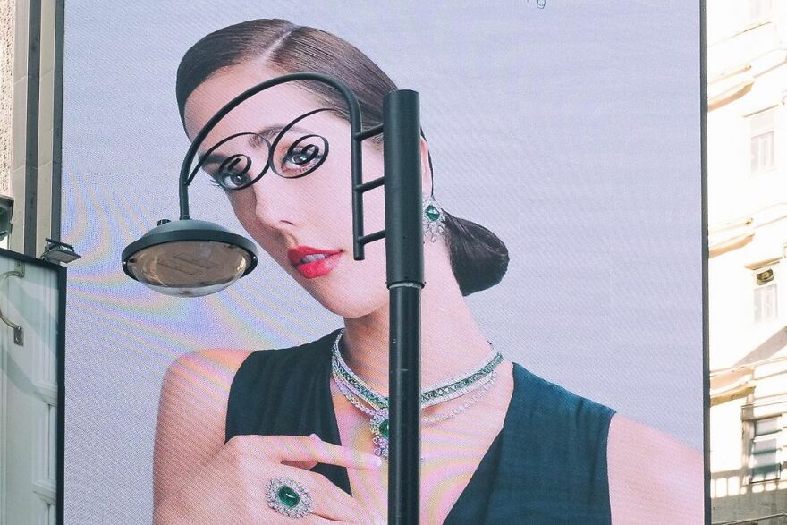 Photographer Continues To Roam The Streets Capturing Improbable Coincidences (59 New Pics)