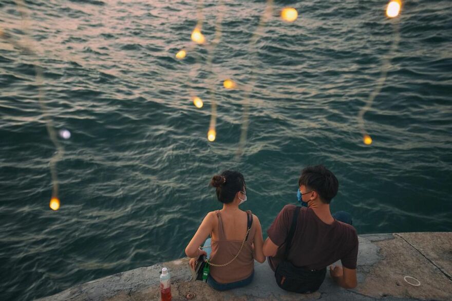 Photographer Continues To Roam The Streets Capturing Improbable Coincidences (59 New Pics)