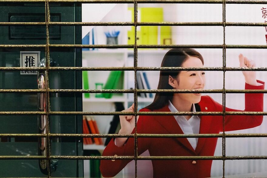 Photographer Continues To Roam The Streets Capturing Improbable Coincidences (59 New Pics)