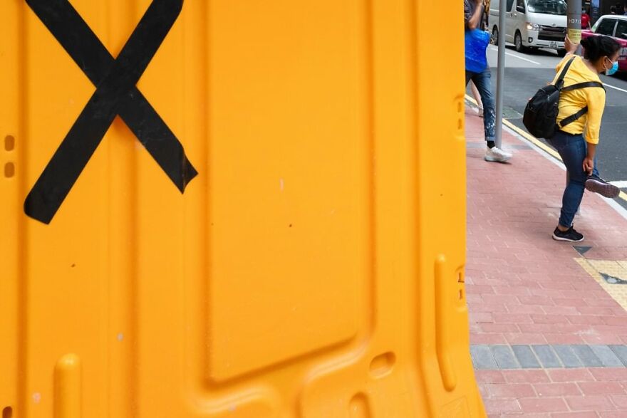 Photographer Continues To Roam The Streets Capturing Improbable Coincidences (59 New Pics)