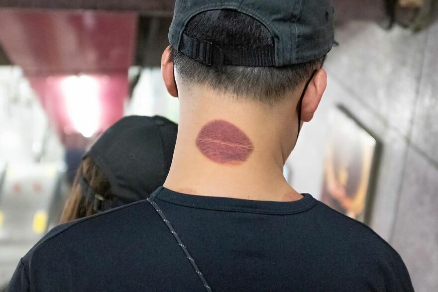 Photographer Continues To Roam The Streets Capturing Improbable Coincidences (59 New Pics)