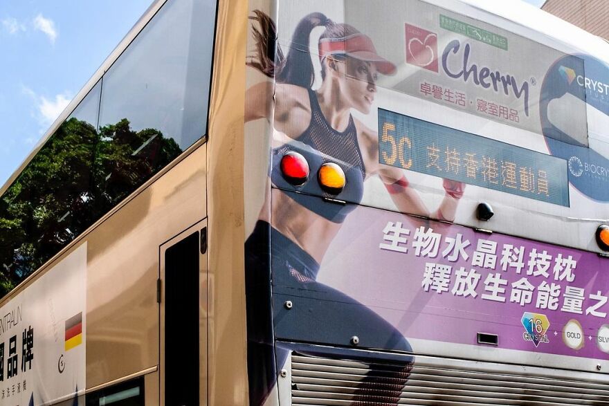 Photographer Continues To Roam The Streets Capturing Improbable Coincidences (59 New Pics)