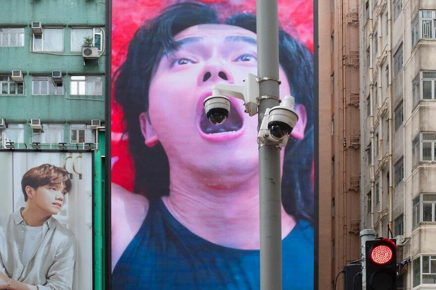 Photographer Continues To Roam The Streets Capturing Improbable Coincidences (59 New Pics)