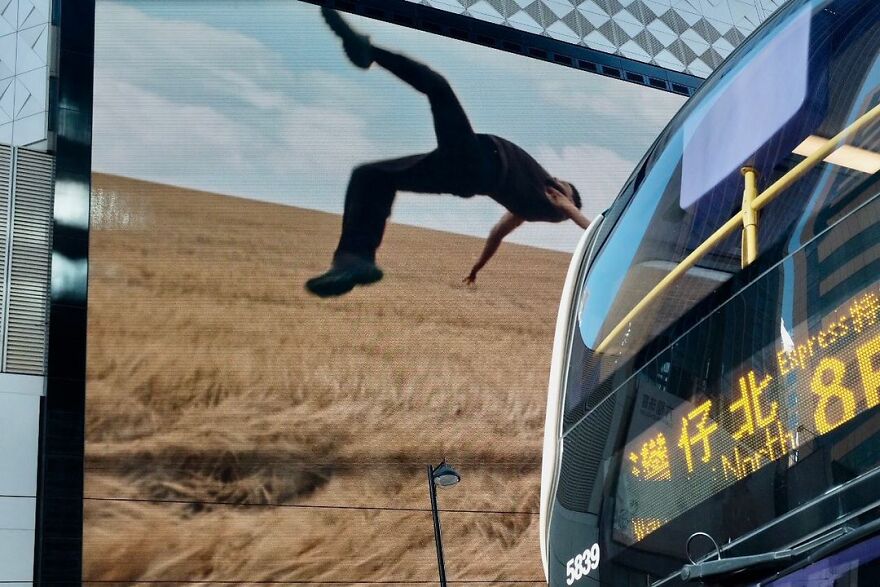 Photographer Continues To Roam The Streets Capturing Improbable Coincidences (59 New Pics)