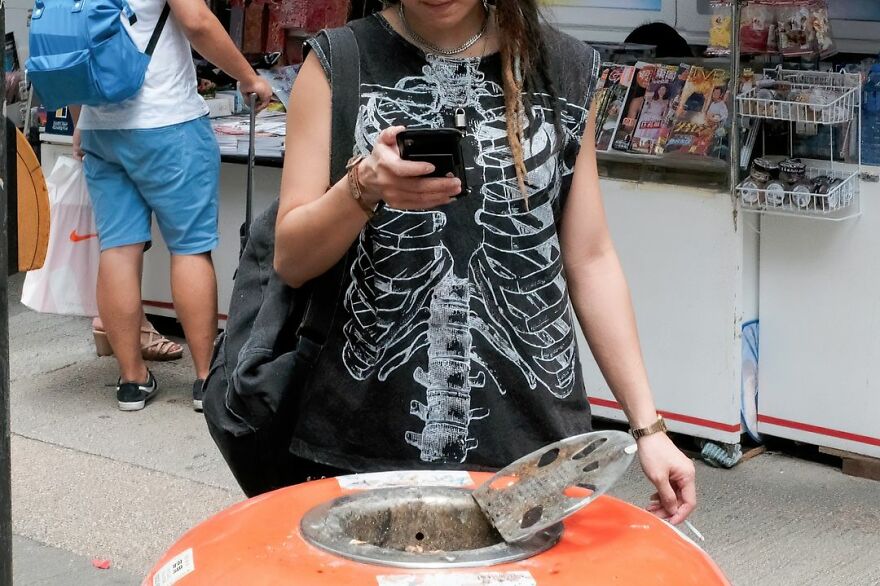 Photographer Continues To Roam The Streets Capturing Improbable Coincidences (59 New Pics)