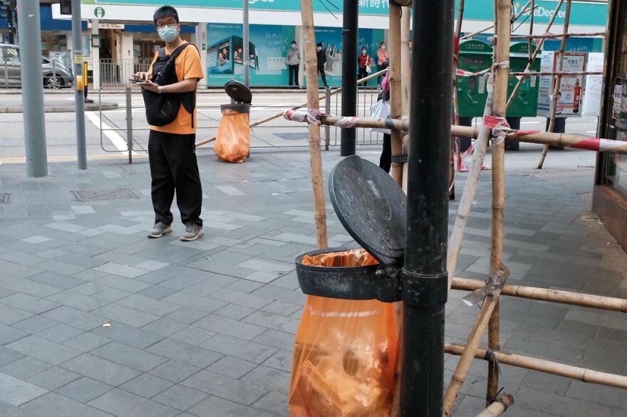 Photographer Continues To Roam The Streets Capturing Improbable Coincidences (59 New Pics)