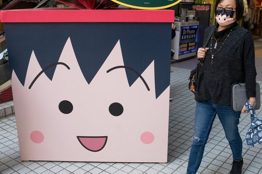 Photographer Continues To Roam The Streets Capturing Improbable Coincidences (59 New Pics)