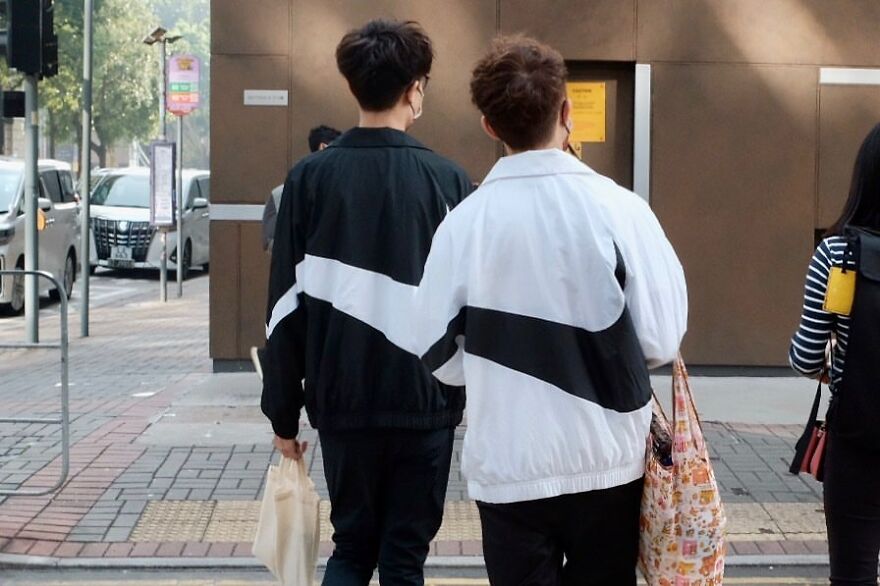 Photographer Continues To Roam The Streets Capturing Improbable Coincidences (59 New Pics)