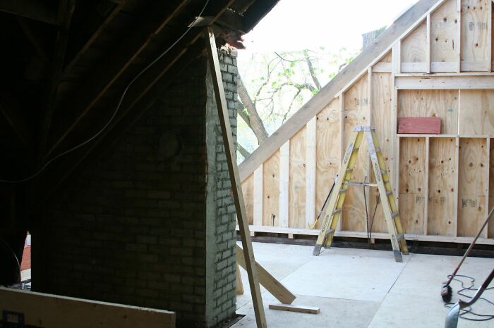 Estos padres echan a su hija de casa por salir del armario como trans, su nuera se venga de ellos y acaban teniendo que vender su casa