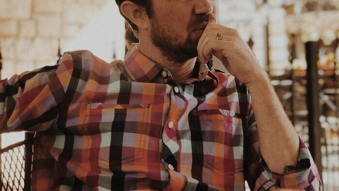 Este novio rechaza la "rara tradición familiar" de la novia de pasar la noche con su madre, y se desata el drama