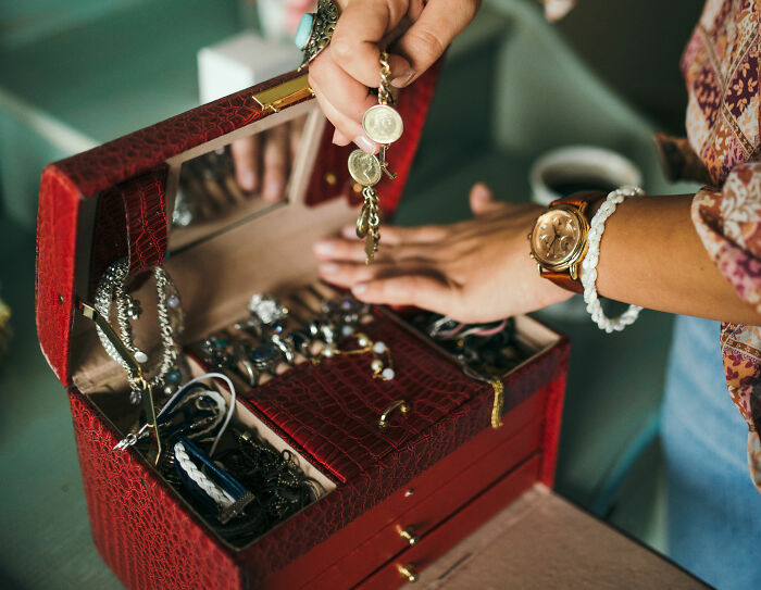 "Prankster" Son Tries To Get Housekeeper Fired By Sneaking His Mom&rsquo;s Jewelry Into Her Purse, Dad Is Outraged The Mom Called Him Out For It