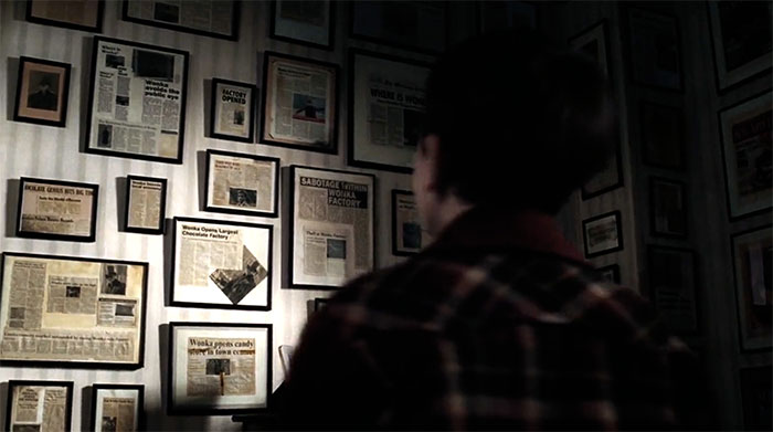 En Charlie y La Fábrica De Chocolate (2005), se muestra que el lejano padre de Willy Wonka había enmarcado los momentos más importantes de la vida de su hijo