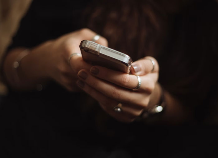 "Personas que pillaron a sus parejas engañándoles, ¿cómo ocurrió? ¿Y cuál fue su reacción?"