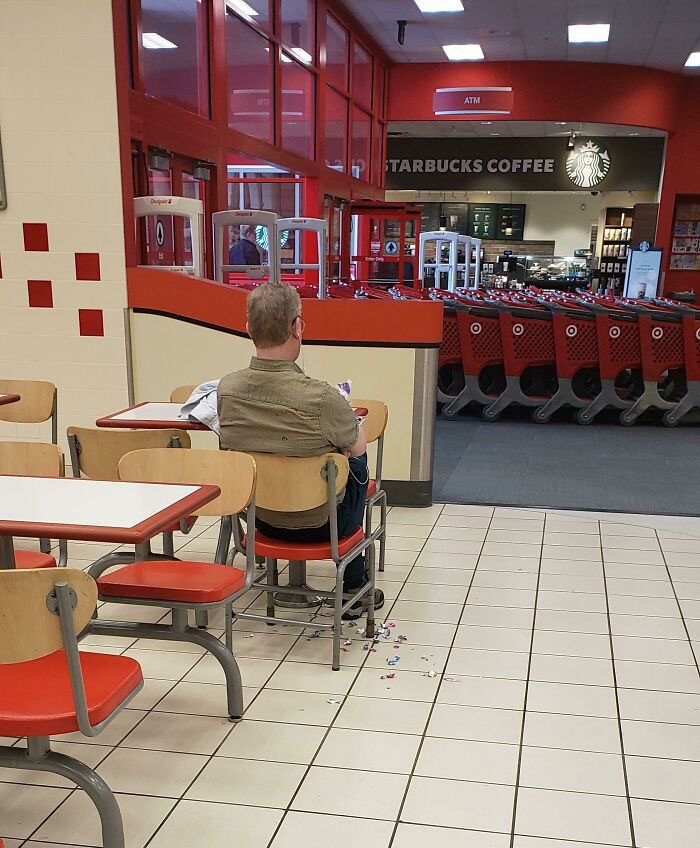 Este hombre adulto tiró las envolturas de sus caramelos para que yo las barriera mientras trabajaba