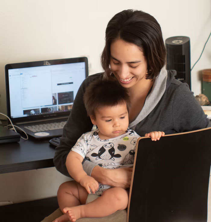 "It's Like A Train Wreck That You Can't Quite Look Away From": Mom Roasts Cringy Mom Groups On Facebook "It's Like A Train Wreck That You Can't Quite Look Away From": Mom Roasts Cringy Mom Groups On Facebook