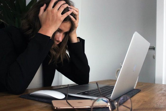 Men Rant About How Oblivious Women Are To Their Privilege, Eat Their Own Words When One Of Them Replies Men Rant About How Oblivious Women Are To Their Privilege, Eat Their Own Words When One Of Them Replies