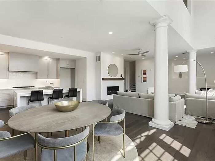 Si vas a insistir en una columna clásica, por lo menos alinea el capitel correctamente