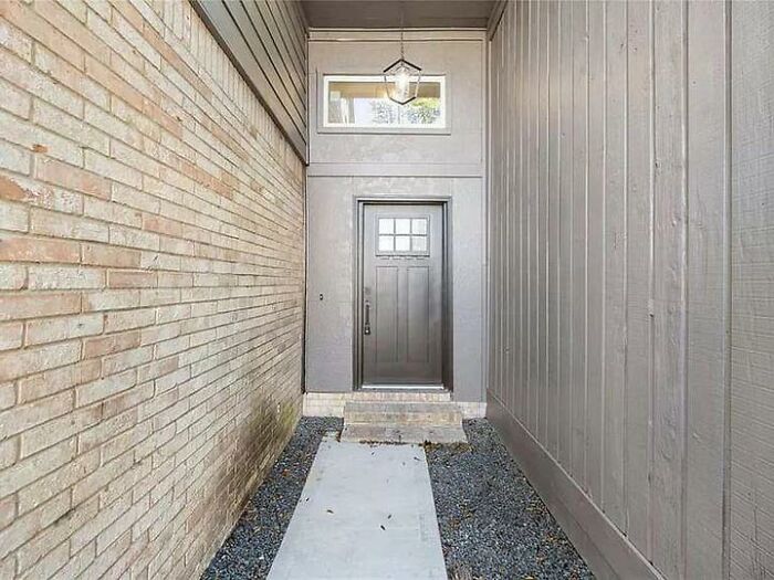 Una puerta de entrada tan acogedora. Esto se pone peor cuanto más tiempo lo miro