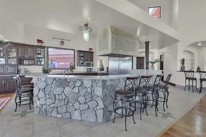 I Think Someone Had A Few Too Many Ideas. Pro Tip: Pick A Few And Make Them Good