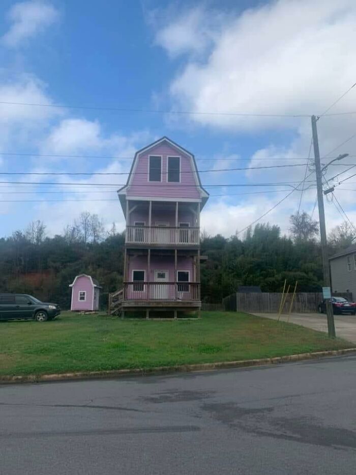 Esta es una casa en Tuscaloosa, Alabama. Está cerca del campus de la universidad, supongo que tenían un pequeño lote y querían meter a tantos universitarios en él como fuera posible