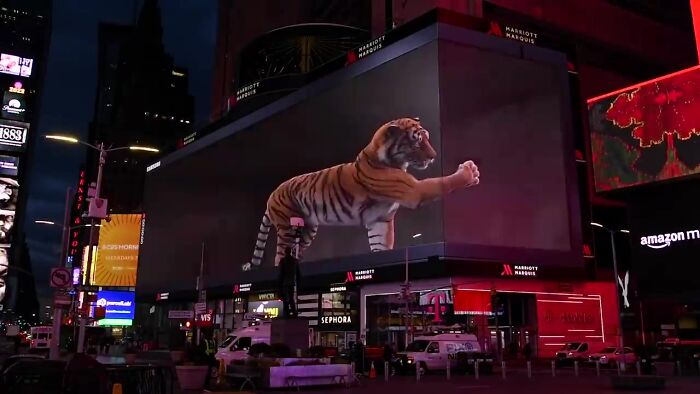 Giant Hyper-Realistic 3D Tiger Billboard Appears In World&rsquo;s Biggest Metropolises, Mesmerizes The Passersby