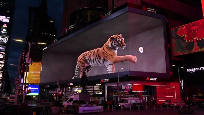 Giant Hyper-Realistic 3D Tiger Billboard Appears In World&rsquo;s Biggest Metropolises, Mesmerizes The Passersby