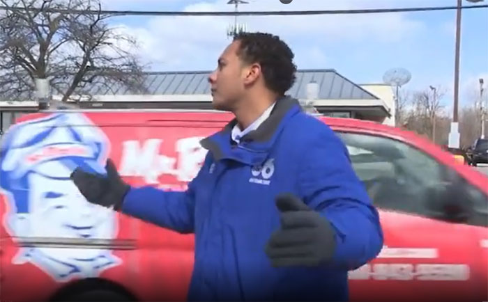 Esta madre interrumpe el directo de su hijo, haciendo que el c&aacute;mara se parta de risa y se convierte en la sensaci&oacute;n de Internet