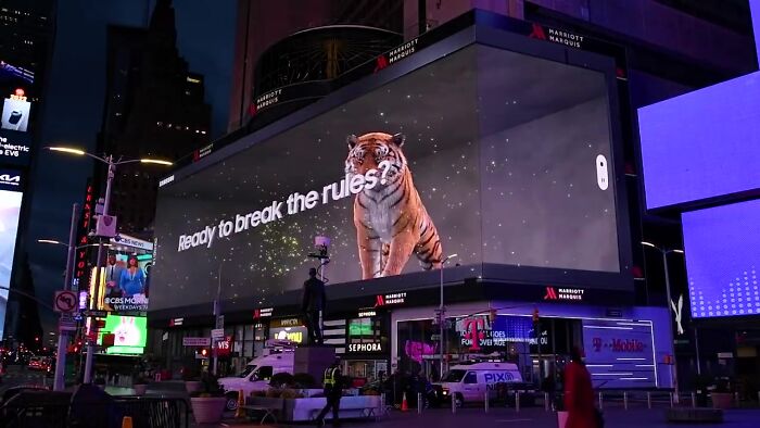 Giant Hyper-Realistic 3D Tiger Billboard Appears In World&rsquo;s Biggest Metropolises, Mesmerizes The Passersby