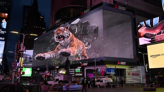 Giant Hyper-Realistic 3D Tiger Billboard Appears In World&rsquo;s Biggest Metropolises, Mesmerizes The Passersby