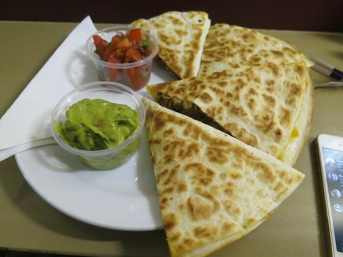 Cocinar quesadillas en una sartén con manteca