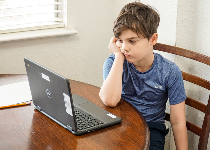 30 People Reveal What Parents Are Too Extreme In This Viral Thread About 'Helicopter Parenting'