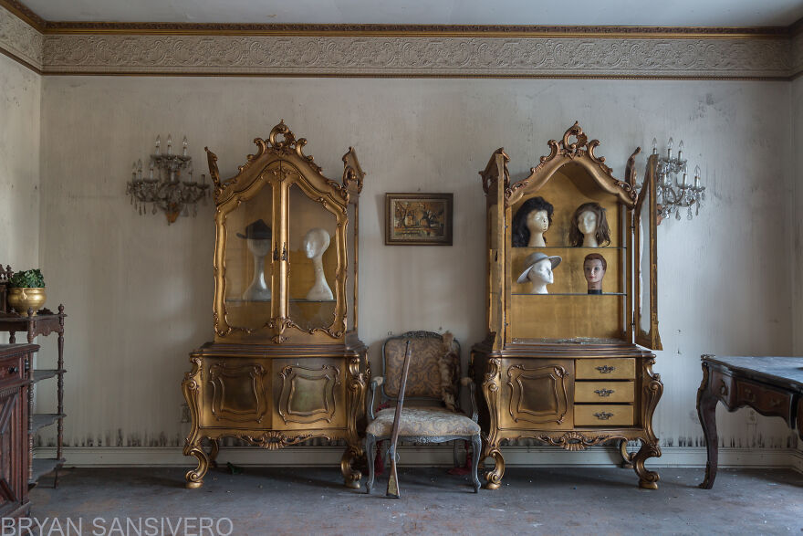 Encontré una mansión de 2,5$ millones abandonada en la que hubo un incendio y se dejó todo atrás (22 fotos) Encontré una mansión de 2,5$ millones abandonada en la que hubo un incendio y se dejó todo atrás (22 fotos)