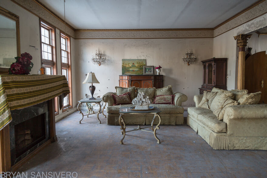 Encontré una mansión de 2,5$ millones abandonada en la que hubo un incendio y se dejó todo atrás (22 fotos) Encontré una mansión de 2,5$ millones abandonada en la que hubo un incendio y se dejó todo atrás (22 fotos)