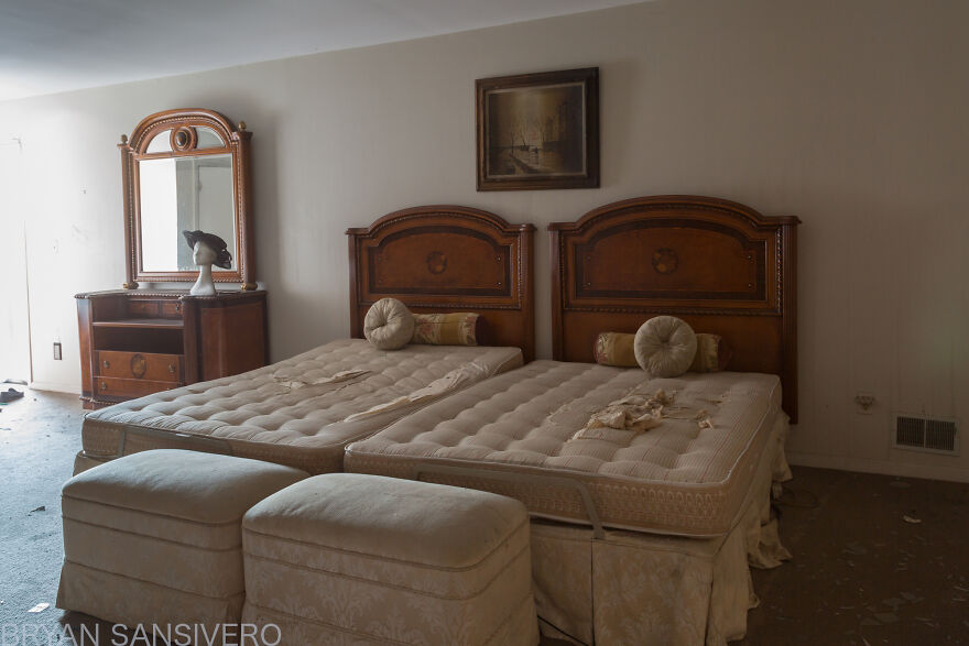 Encontré una mansión de 2,5$ millones abandonada en la que hubo un incendio y se dejó todo atrás (22 fotos) Encontré una mansión de 2,5$ millones abandonada en la que hubo un incendio y se dejó todo atrás (22 fotos)