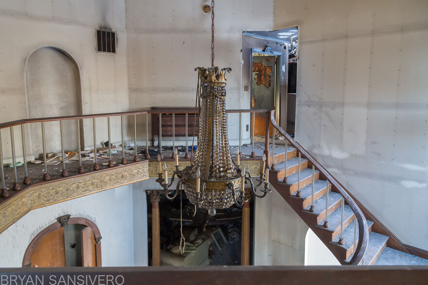 Encontré una mansión de 2,5$ millones abandonada en la que hubo un incendio y se dejó todo atrás (22 fotos) Encontré una mansión de 2,5$ millones abandonada en la que hubo un incendio y se dejó todo atrás (22 fotos)