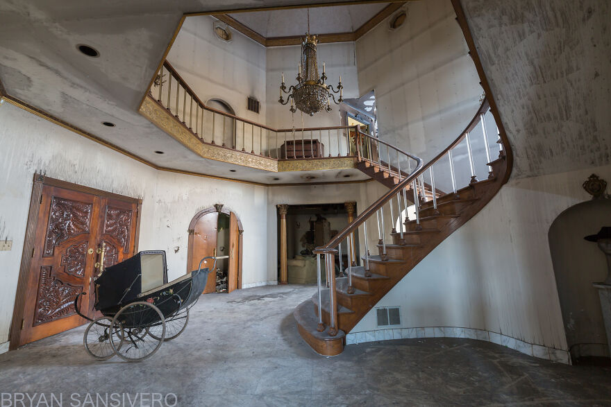 Encontré una mansión de 2,5$ millones abandonada en la que hubo un incendio y se dejó todo atrás (22 fotos) Encontré una mansión de 2,5$ millones abandonada en la que hubo un incendio y se dejó todo atrás (22 fotos)