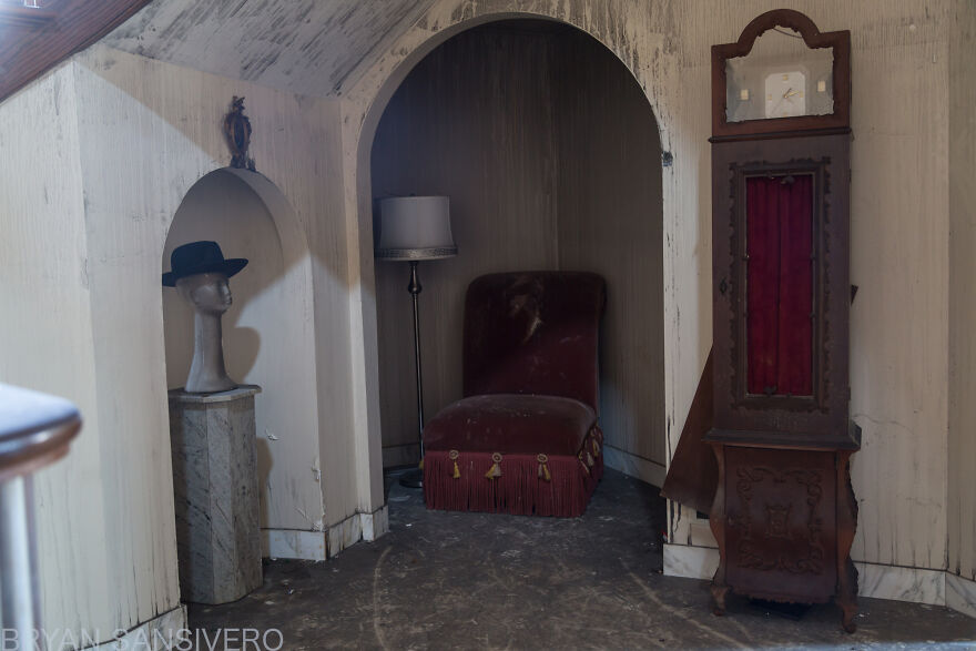 Encontré una mansión de 2,5$ millones abandonada en la que hubo un incendio y se dejó todo atrás (22 fotos) Encontré una mansión de 2,5$ millones abandonada en la que hubo un incendio y se dejó todo atrás (22 fotos)