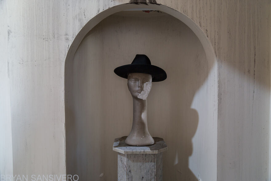 Encontré una mansión de 2,5$ millones abandonada en la que hubo un incendio y se dejó todo atrás (22 fotos) Encontré una mansión de 2,5$ millones abandonada en la que hubo un incendio y se dejó todo atrás (22 fotos)