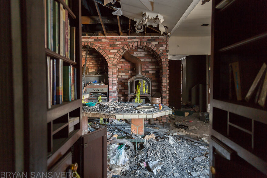 Encontré una mansión de 2,5$ millones abandonada en la que hubo un incendio y se dejó todo atrás (22 fotos) Encontré una mansión de 2,5$ millones abandonada en la que hubo un incendio y se dejó todo atrás (22 fotos)