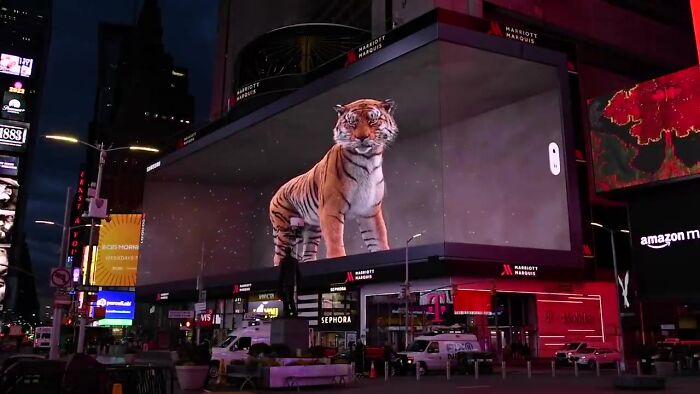 Giant Hyper-Realistic 3D Tiger Billboard Appears In World&rsquo;s Biggest Metropolises, Mesmerizes The Passersby