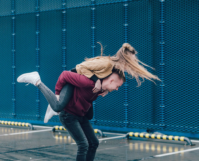 30 Social Cues Indicating That Someone Might Be Flirting With You, As Pointed Out By Folks In This Online Group