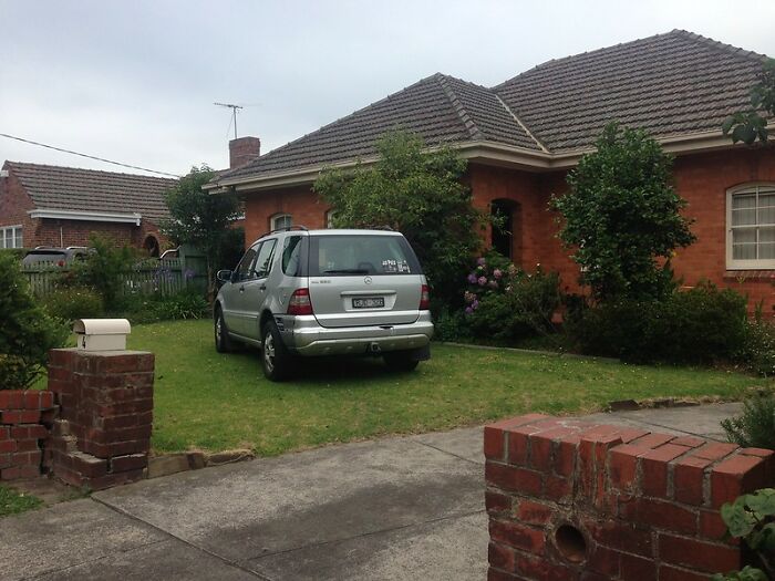 Entitled Neighbor Keeps Parking Car In This Woman&rsquo;s Driveway, She Gets His Car Towed