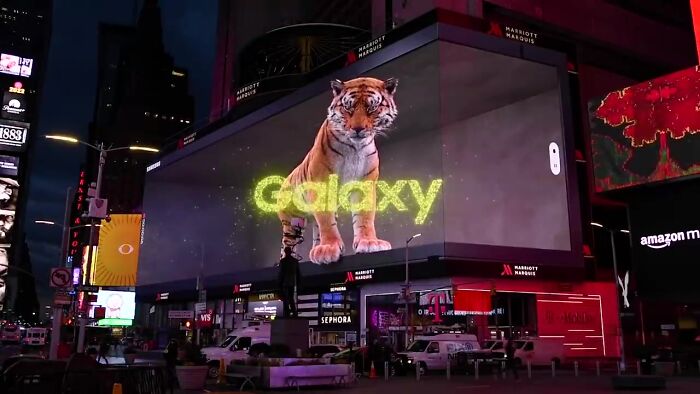 Giant Hyper-Realistic 3D Tiger Billboard Appears In World&rsquo;s Biggest Metropolises, Mesmerizes The Passersby