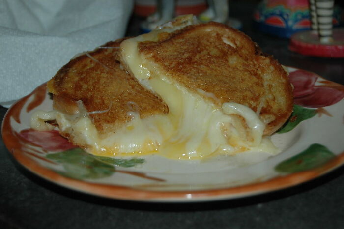 Comer un tostado de queso quemado