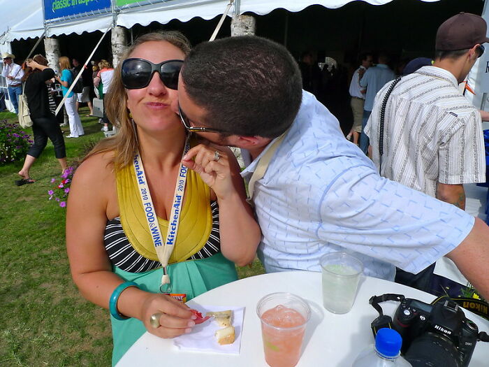 30 Social Cues Indicating That Someone Might Be Flirting With You, As Pointed Out By Folks In This Online Group