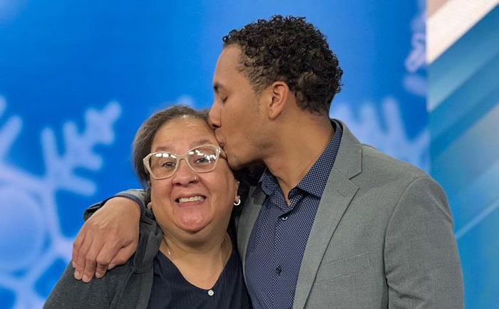 Esta madre interrumpe el directo de su hijo, haciendo que el c&aacute;mara se parta de risa y se convierte en la sensaci&oacute;n de Internet