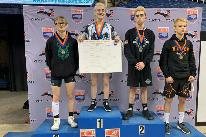 Toda una jefa luchadora derrotando a todos los chicos con sus propias manos - Ellos tampoco parecen muy contentos