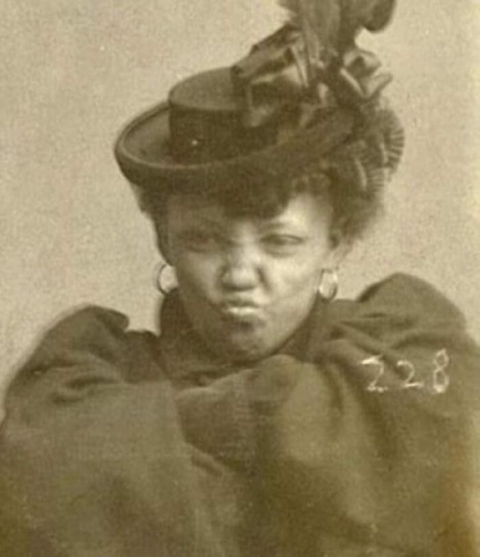 Goldie Williams fue una mujer rebelde arrestada por vagabunda. Se negó a estirar los brazos y a dejar de poner esta cara para su foto policial de 1898 - Omaha, Nebraska